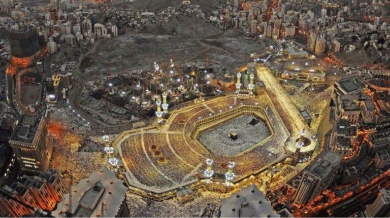 "Saudi Arabia Unveils Female Umrah Pilgrims' Dress Code Guidelines" in Urdu 2
